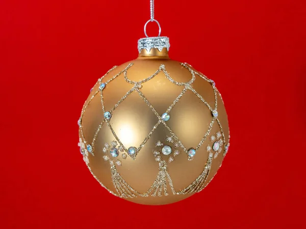Ένα Κοντινό Πλάνο Μιας Χρυσής Χριστουγεννιάτικης Μπάλας Φωτεινό Κόκκινο Φόντο — Φωτογραφία Αρχείου