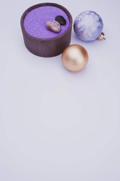 Vaas Met Gekleurd Zand Kerstbal Decoraties Een Witte Achtergrond Met — Stockfoto
