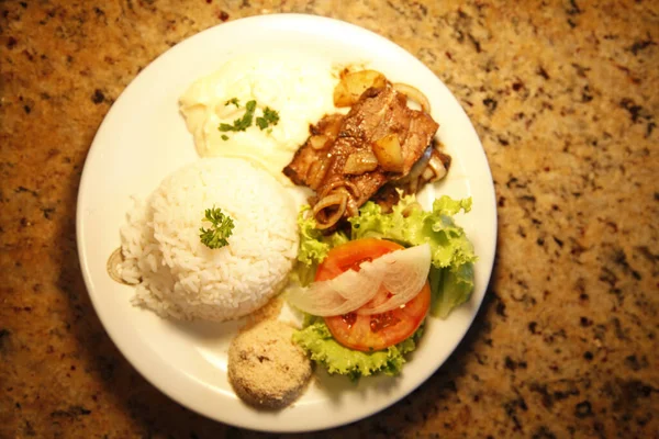 Zbliżenie Posiłek Ryżem Mięsem Talerzu — Zdjęcie stockowe