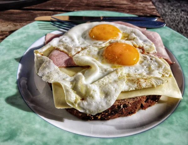 Een Close Shot Van Het Ontbijt Met Gebakken Eieren Spek — Stockfoto