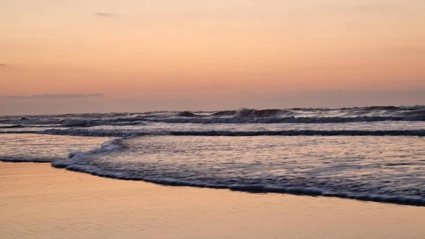 Velké Vlny Pláži Při Západu Slunce — Stock fotografie