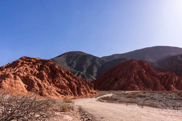 Vista Coloridas Formaciones Rocosas Cerca Del Pueblo Purmamarca Valle Quebrada — Foto de Stock