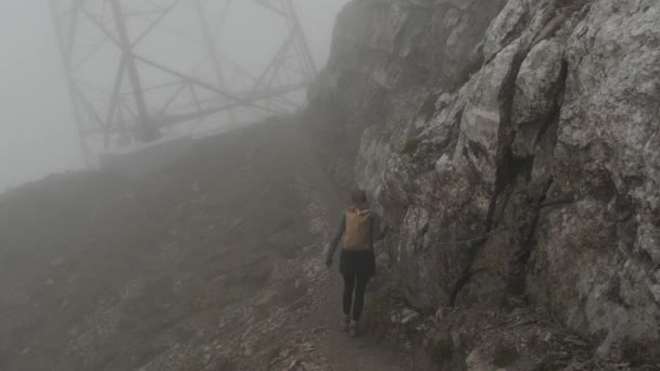 Eine Schöne Aufnahme Einer Jungen Frau Schwarzer Jacke Und Rucksack — Stockvideo