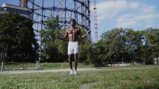 Afro Amerikan Adam Atlama Halatıyla Dışarıda Egzersiz Yapıyor — Stok video
