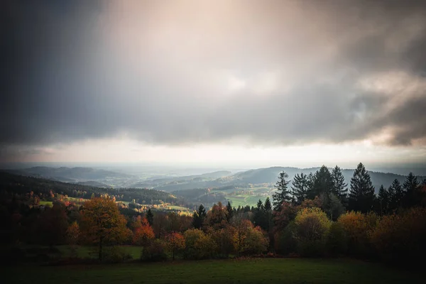 Eine Wunderschöne Herbstlandschaft Bayerischen Wäldern Mit Bäumen Mit Bunten Blättern — Stockfoto