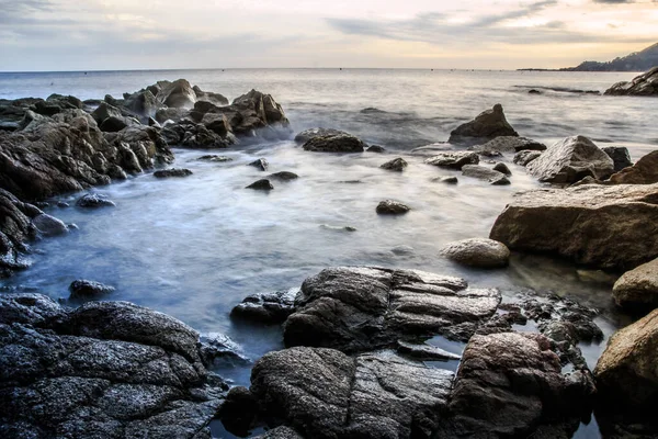 Μια Εναέρια Βολή Από Πέτρες Στο Νερό Στην Ακτή — Φωτογραφία Αρχείου