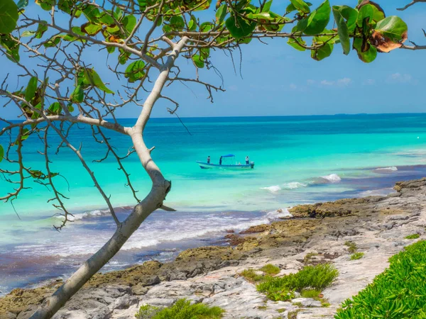 Una Hermosa Soleada Playa Con Agua Limpia Azul Chicos Barco — Foto de Stock