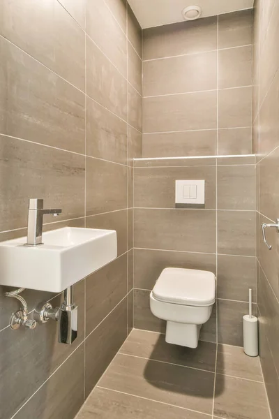 Vertical Shot Bathroom Brown Tiles Wall — Stock Photo, Image