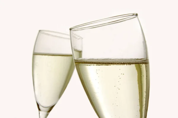 Primo Piano Due Bicchieri Champagne Isolati Uno Sfondo Bianco — Foto Stock