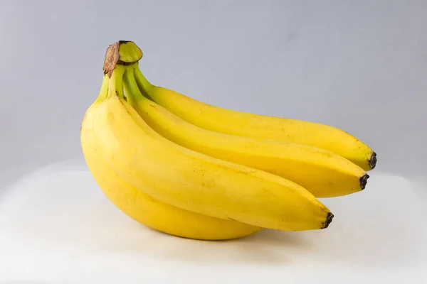 Primer Plano Plátanos Maduros Sobre Una Mesa — Foto de Stock