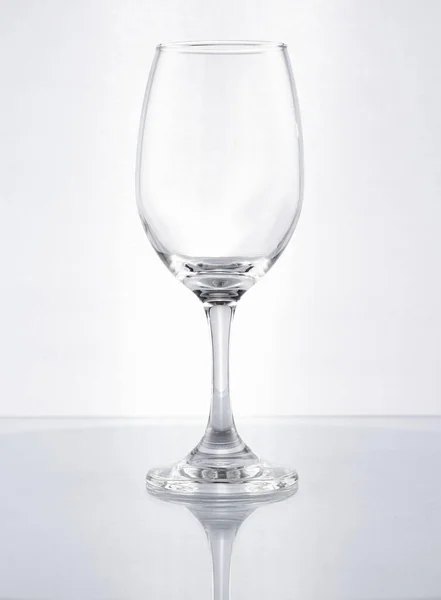 酒杯一种白色底座上的形状玻璃酒杯 用来盛葡萄酒 — 图库照片