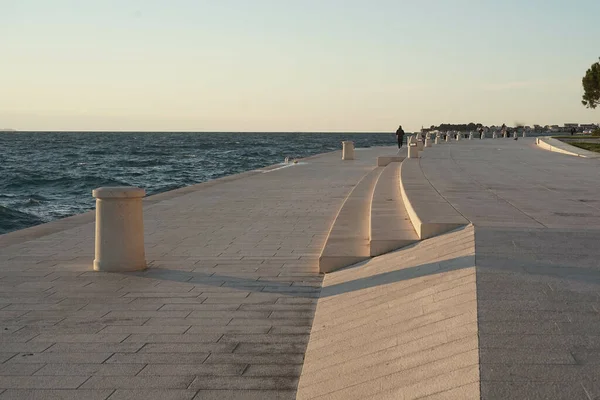 Ein Männlicher Tourist Spaziert Entlang Der Bucht Zadar Kroatien — Stockfoto