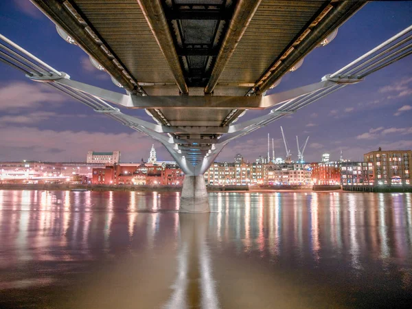 Zbliżenie Mostu Tysiąclecia Londynie — Zdjęcie stockowe