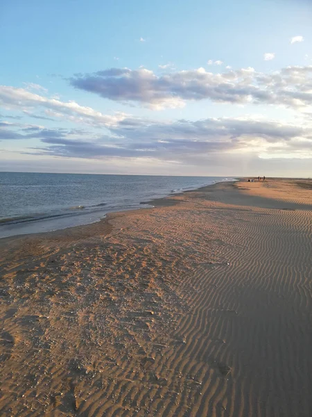 Colpo Verticale Della Spiaggia Sabbia Mare Bel Cielo — Foto Stock