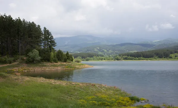 Uma Vista Panorâmica Lago Fundo Paisagem Montanhosa — Fotografia de Stock