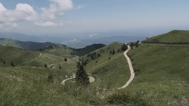 Ορεινό Τοπίο Γαλάζιο Ουρανό Και Πράσινα Δέντρα — Αρχείο Βίντεο