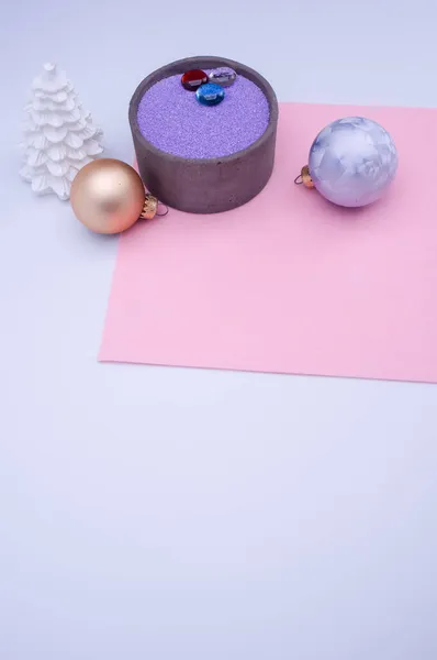 Vase Avec Sable Coloré Décorations Boule Noël Sur Fond Blanc — Photo