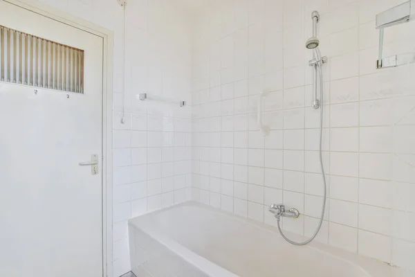 Ein Minimalistisches Badezimmer Mit Dusche — Stockfoto
