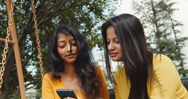 Dos Jóvenes Hembras Indias Están Usando Teléfono Inteligente Mientras Descansan —  Fotos de Stock