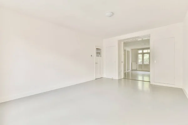 Hermoso Interior Habitación Vacía Renovada Con Paredes Blancas Pisos Blancos —  Fotos de Stock