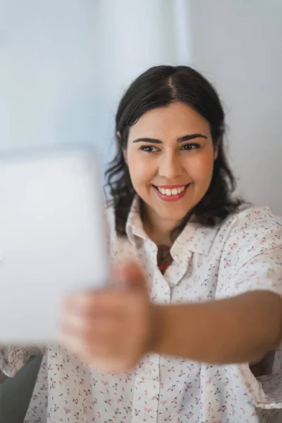 Eine Vertikale Aufnahme Eines Lächelnden Spanischen Mädchens Mit Einem Tablet — Stockfoto