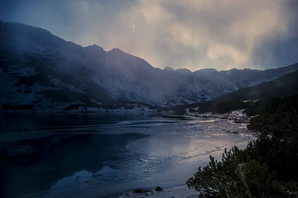 Μια Θέα Χειμώνα Της Κοιλάδας Των Πέντε Λιμνών Dolina Pieciu — Φωτογραφία Αρχείου