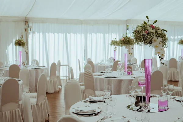 Elegantes Mesas Casamento Branco Lindamente Decoradas Para Cerimônia — Fotografia de Stock