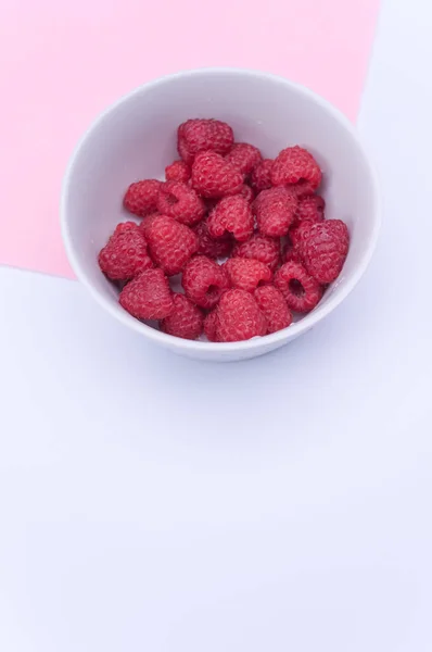 Frambuesas Sabrosas Dulces Tazón Sobre Fondo Multicolor Espacio Copia —  Fotos de Stock