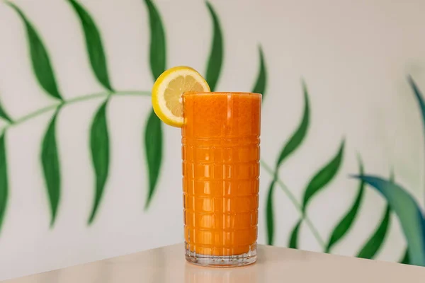 Bicchiere Succo Carota Decorato Con Una Fetta Limone Uno Sfondo — Foto Stock