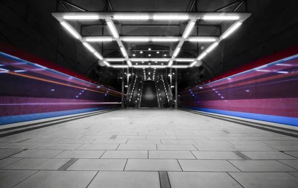 Corredor Futurista Metro Subterrâneo Com Escadas Rolantes — Fotografia de Stock