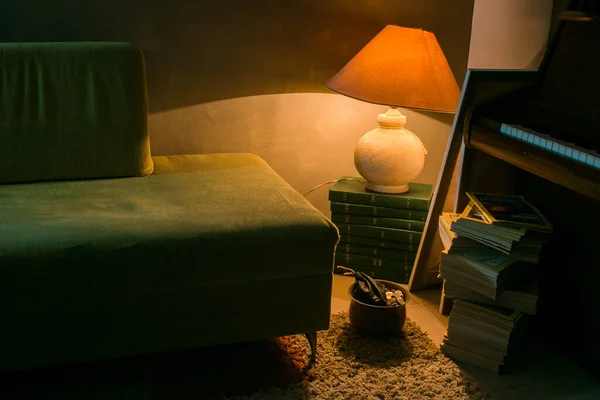 Uma Lâmpada Acesa Uma Pilha Livros Canto Uma Sala Estar — Fotografia de Stock