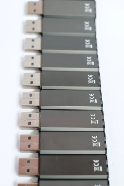 Verticale Macro Shot Van Veel Zwarte Usb Sticks Een Rij — Stockfoto