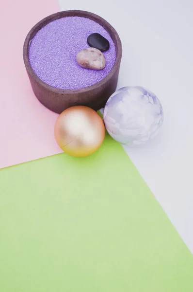 Vase Avec Sable Coloré Décorations Boule Noël Sur Fond Blanc — Photo