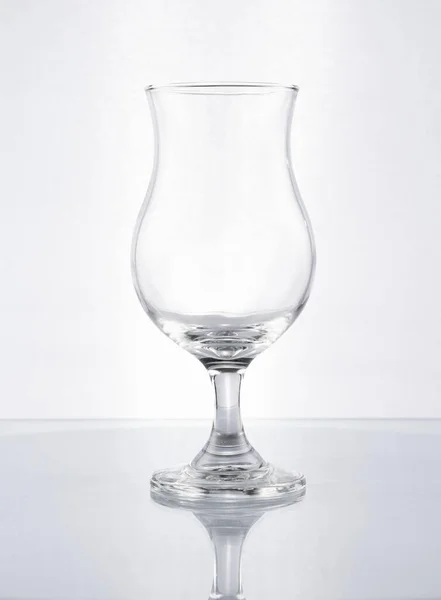 酒杯一种白色背景的用于啤酒或葡萄酒的形状玻璃杯 — 图库照片