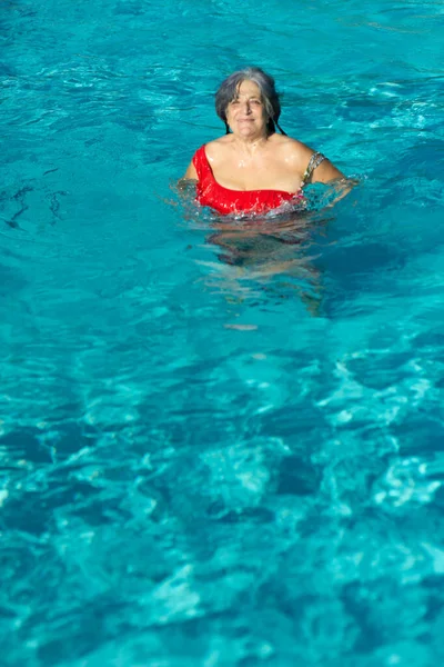 Pionowe Ujęcie Starszej Kobiety Pływającej Basenie — Zdjęcie stockowe