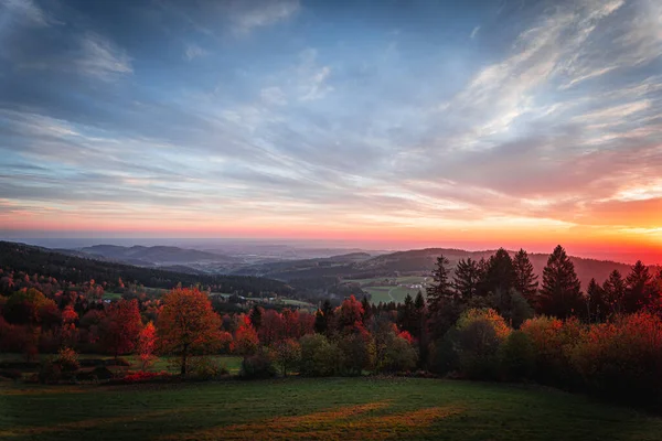 德国巴伐利亚森林美丽的秋天风景 有五彩斑斓的树叶 — 图库照片