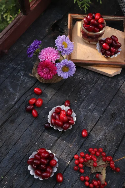 Flipped Vertical Shot Colorful Asters Fresh Juicy Cranberries Bowls Wooden — Stock Photo, Image