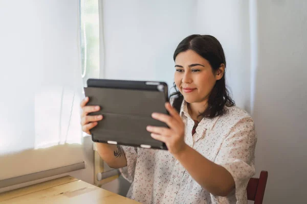 Enfoque Superficial Una Joven Española Usando Una Tableta Interior —  Fotos de Stock