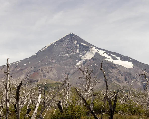 Μια Γραφική Θέα Του Βουνού Lanin Στην Αργεντινή Ένα Θολό — Φωτογραφία Αρχείου