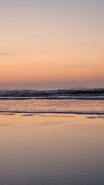 Wielkie Fale Plaży Zachodzie Słońca — Zdjęcie stockowe
