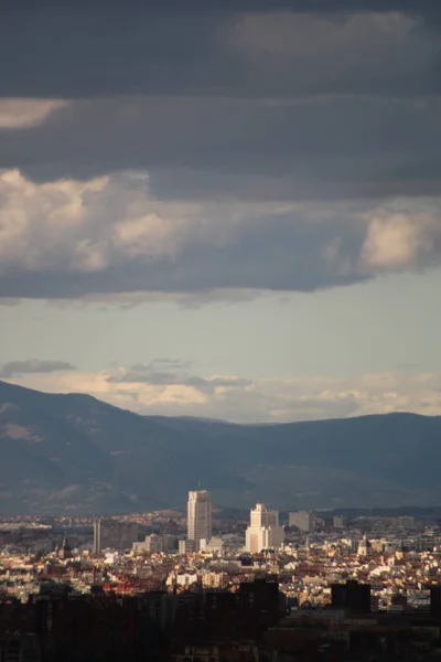 Вертикальний Знімок Красивого Міського Пейзажу Пагорбами Фоні Хмарного Неба — стокове фото