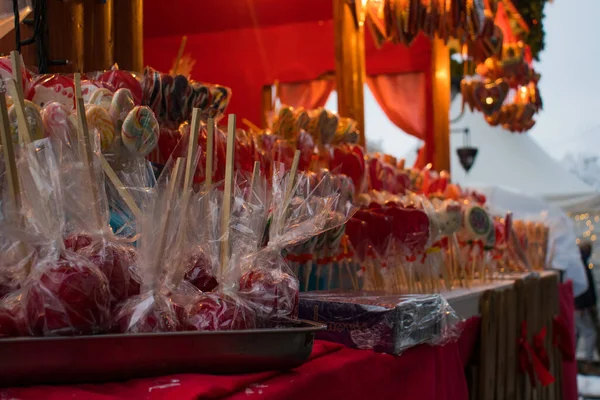 Süßigkeiten Auf Der Oberfläche Eines Kleinen Straßenmarktes — Stockfoto