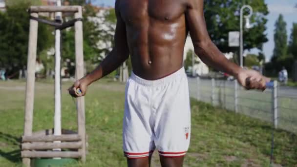 Afrika Kökenli Amerikalı Adam Atlama Halatı Üzerinde Egzersiz Yapıyor Ağır — Stok video