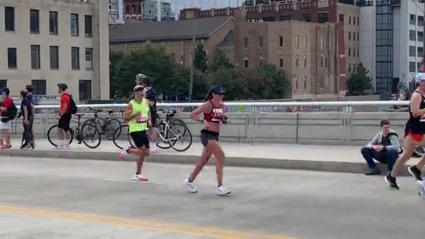 Les Coureurs Marathon Qui Courent Dans Rue — Video