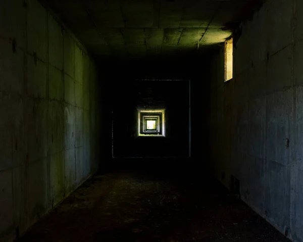 Üzerinde Küçük Delikler Olan Uzun Karanlık Bir Koridor Gizem Kavramı — Stok fotoğraf