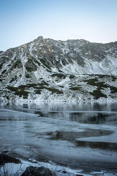 5つの湖の谷 またはポーランドのタトラ山脈のDolina Pieciu Stawowの冬の景色 — ストック写真