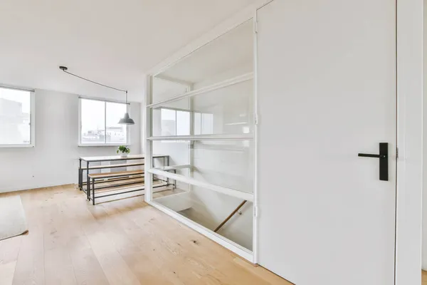 Plano Interior Una Habitación Vacía Tonos Blancos Suelo Madera — Foto de Stock