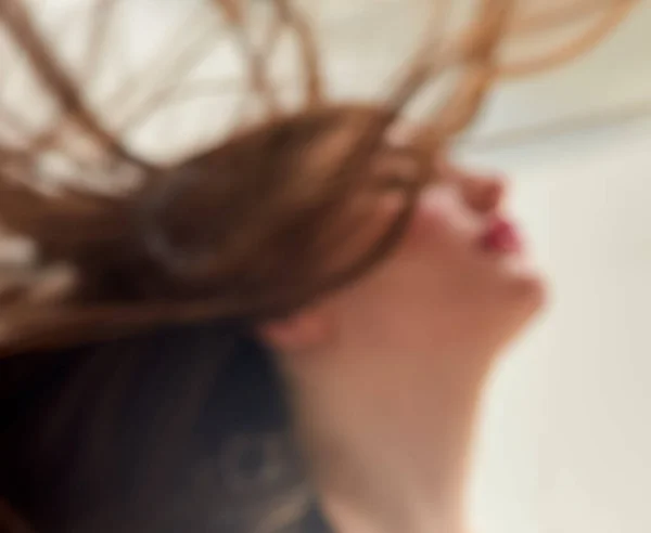 Ein Verschwommenes Porträt Einer Schönen Jungen Brünetten Frau Mit Geschlossenen — Stockfoto