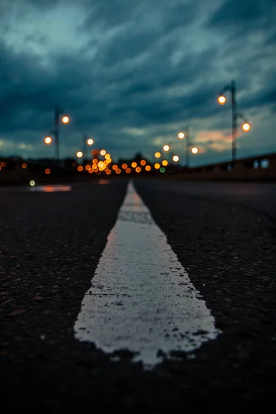 Plano Vertical Una Carretera Con Luces Borrosas —  Fotos de Stock