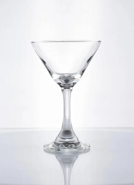 Calice Vetro Sagomato Martini Fondo Bianco — Foto Stock